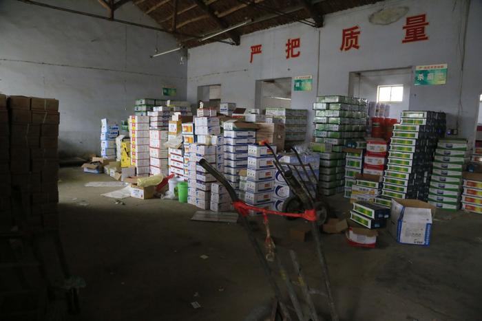 攤主說他所有的農(nóng)藥化肥都是從正規(guī)渠道進(jìn)的貨,然后批發(fā)到銷售點(diǎn)